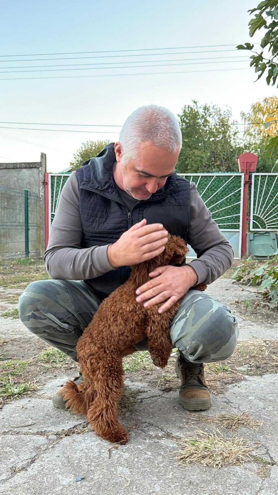 Welpe Rambo kuschelt mit dem Züchter